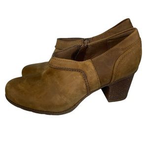 Clarks Sashlin Aleta Tan Ankle Bootie